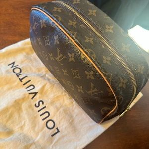 Louis Vuitton toiletry 25